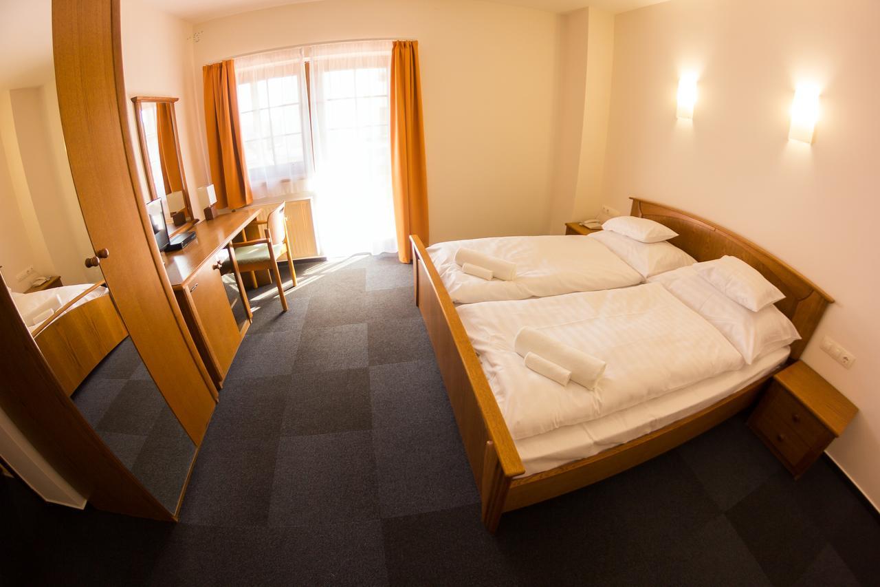 M1 Szeker Csarda Hotel Es Etterem Obarok Exterior foto