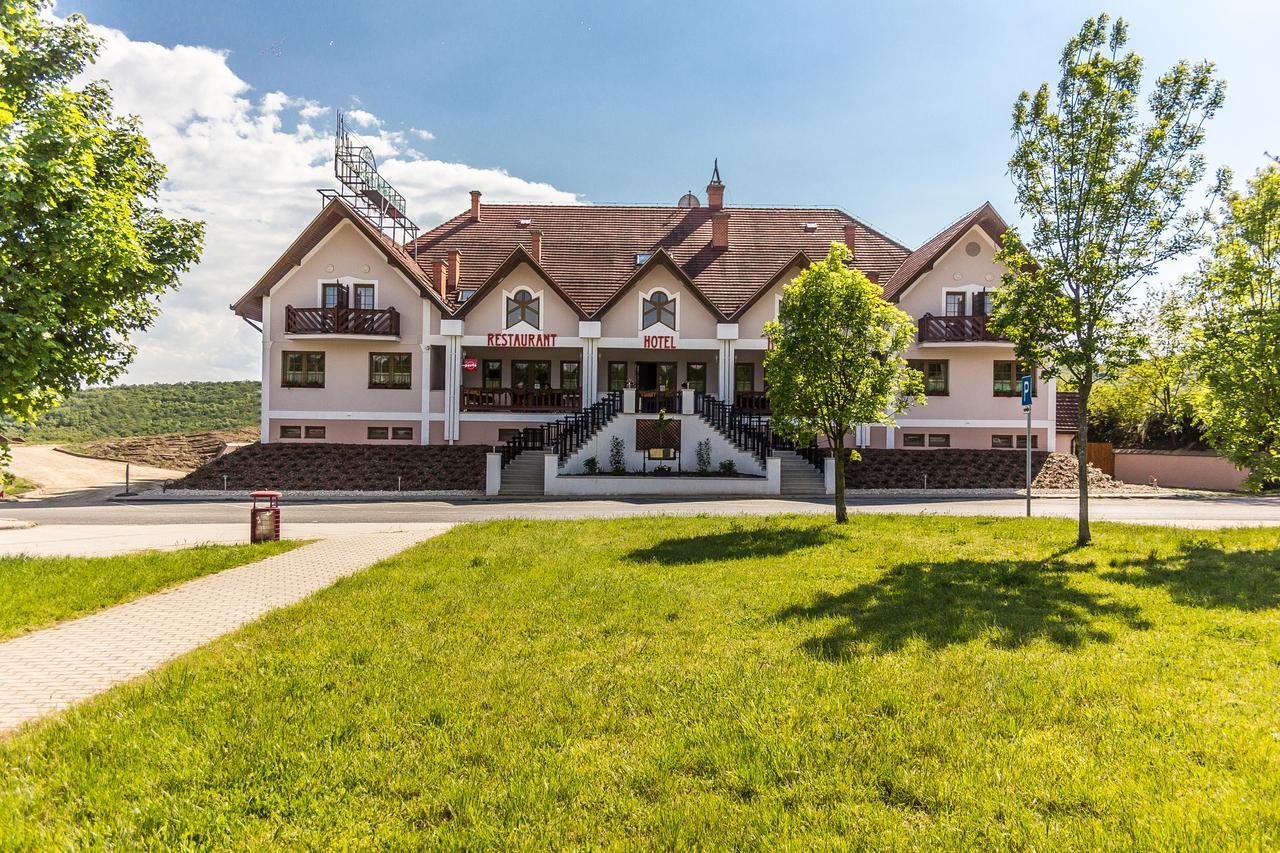 M1 Szeker Csarda Hotel Es Etterem Obarok Exterior foto