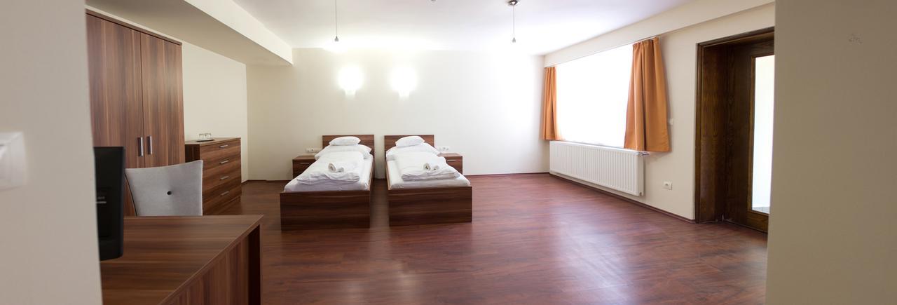 M1 Szeker Csarda Hotel Es Etterem Obarok Exterior foto