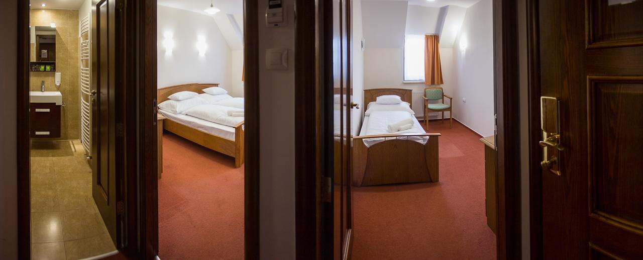 M1 Szeker Csarda Hotel Es Etterem Obarok Exterior foto