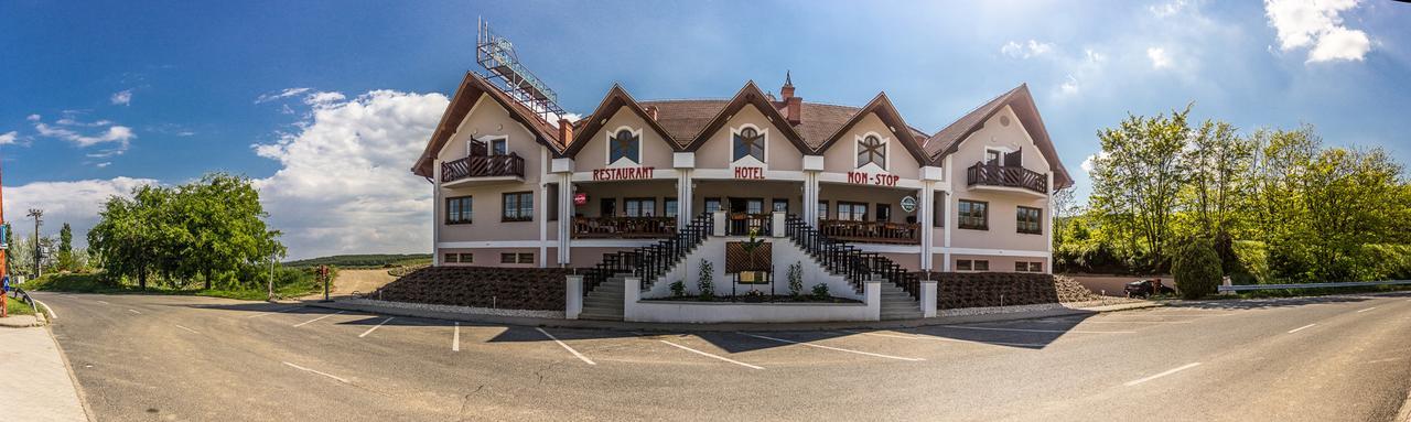 M1 Szeker Csarda Hotel Es Etterem Obarok Exterior foto